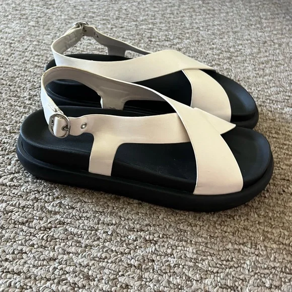Pull&Bear crossover sandals in white - Picture 1 of 5